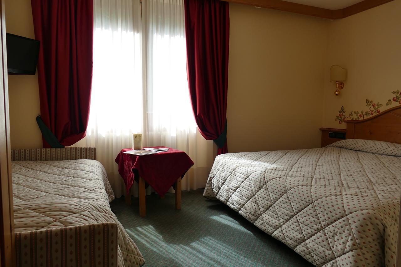Hotel Garni La Montanara Madonna Exteriör bild
